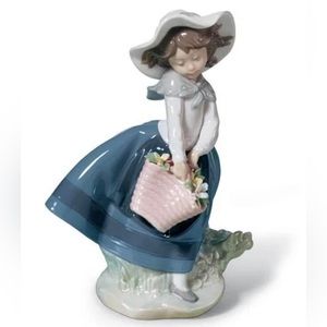 Lladró - Pretty Pickings Girl Figurine